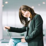 歯科衛生士が在宅ワークをしている様子